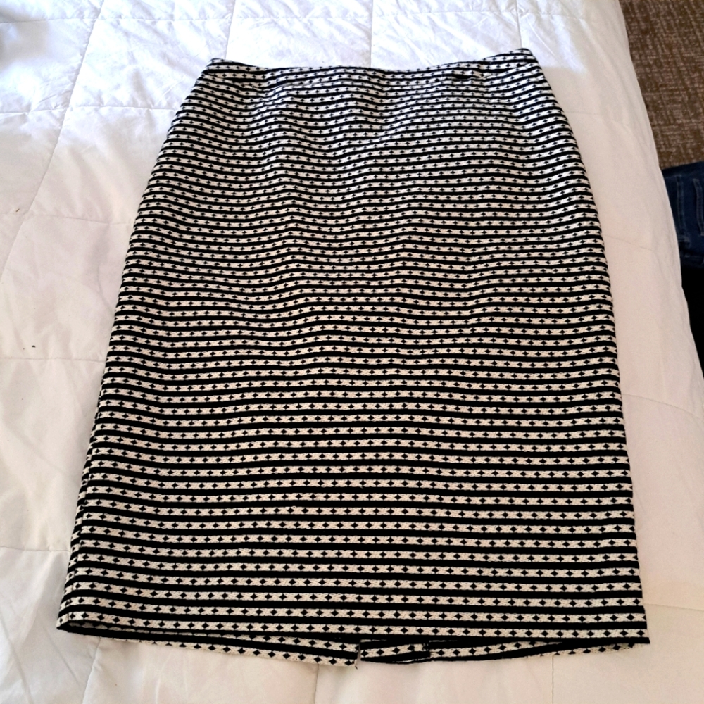 A35 Merona Size 4 Pencil Skirt Black Cream stripes with diamond pattern